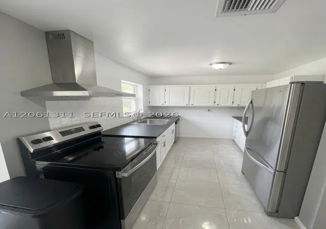 Photo 3 of Single family home for sale at 240 Ne 23Rd Ct, Pompano Beach, FL 33060 | MLS# A12061311 | Listing updated on 2026-09-08