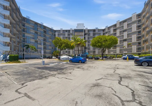 Listing Photo 2 - Condo for sale in building located at 3401 N Country Clb Dr, Miami, FL 33180 - Unit #804
