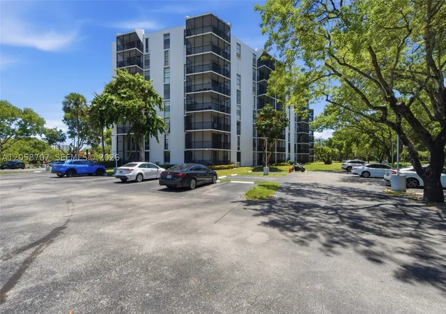 Listing Photo 3 - Condo for sale in building located at 3401 N Country Clb Dr, Miami, FL 33180 - Unit #804