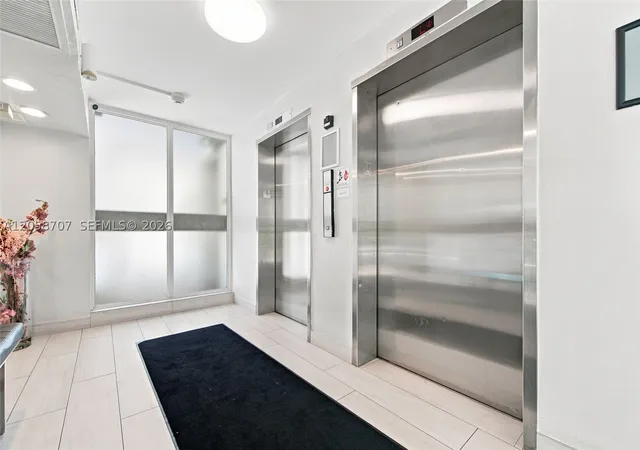 Listing Photo 4 - Condo for sale in building located at 3401 N Country Clb Dr, Miami, FL 33180 - Unit #804