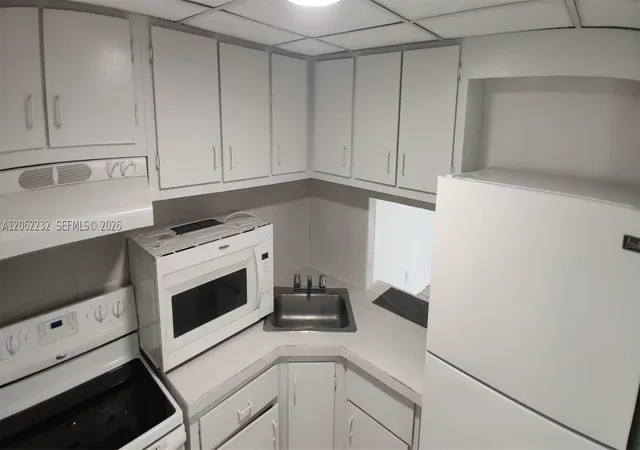 Listing Photo 4 - Condo for sale in building located at 4550 Nw 9Th St, Miami, FL 33126 - Unit #706E