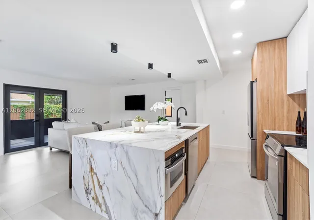 Photo 4 of Single family home for sale at 949 Lighthouse Dr, North Palm Beach, FL 33408 | MLS# A12062392 | Listing updated on 2026-09-26