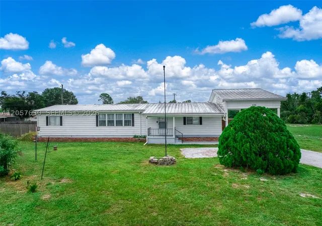 Photo 2 of Manufactured home for sale at 906 Whatley Court, Sebring, FL 33870 | MLS# A12057630 | Listing updated on 2026-09-08