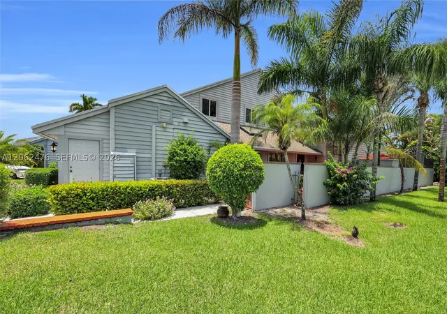 Photo 3 of Townhouse for sale at 6879 Palm Grove Ct, Palm Beach Gardens, FL 33418 | MLS# A12062476 | Listing updated on 2026-09-13