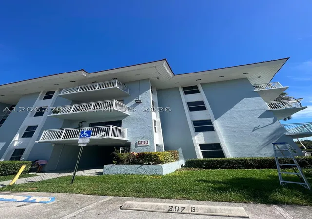 Photo 4 of Condo for sale at 405 S Pine Island Rd #401D, Plantation, FL 33324 | MLS# A12062703 | Listing updated on 2026-09-28