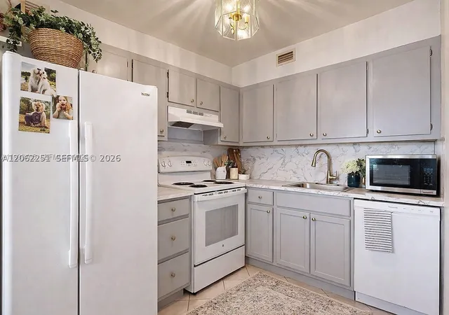 Listing Photo 3 - Condo for sale in building located at 13450 Sw 3Rd St, Pembroke Pines, FL 33027 - Unit #408D