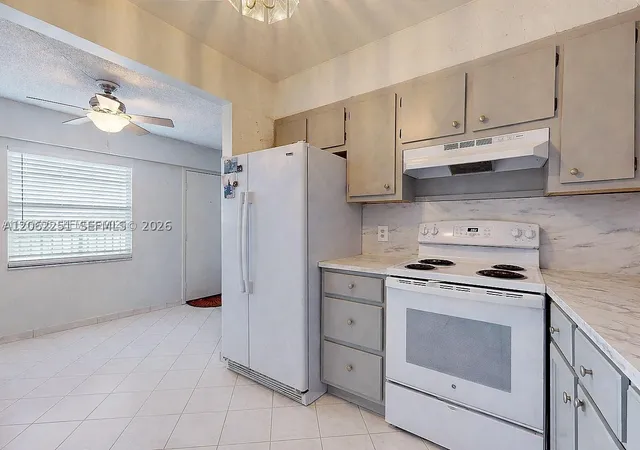 Listing Photo 5 - Condo for sale in building located at 13450 Sw 3Rd St, Pembroke Pines, FL 33027 - Unit #408D