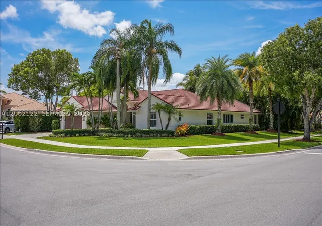 Photo 3 of Sale Pending at 894 Spoonbill Cir, Weston, FL 33326 | MLS# A12062122 | Listing updated on 2026-09-11