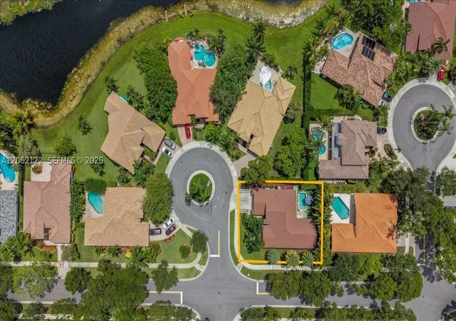 Photo 4 of Sale Pending at 894 Spoonbill Cir, Weston, FL 33326 | MLS# A12062122 | Listing updated on 2026-09-11