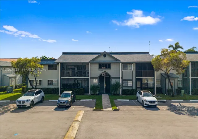 Listing Photo 2 - Condo for sale at Carmel Lakes, Unit 102 20760 Ne 4Th Ct, Carmel Lakes, Miami, FL 33179 | Built Year: 1989-1991
