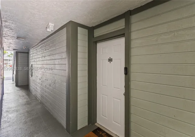 Listing Photo 4 - Condo for sale at Carmel Lakes, Unit 102 20760 Ne 4Th Ct, Carmel Lakes, Miami, FL 33179 | Built Year: 1989-1991