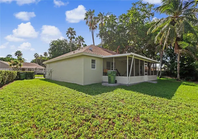 Photo 2 of Single family home for sale at 572 Se 18th Dr, Homestead, FL 33033 | MLS# A12062000 | Listing updated on 2026-09-14