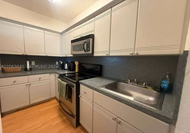 Listing Photo 5 - Condo for sale in building located at 820 Euclid Ave, Miami Beach, FL 33139 - Unit #206