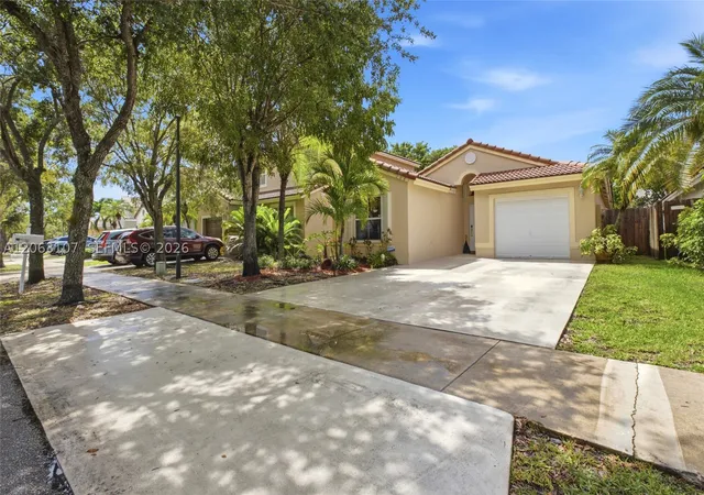 Photo 2 of Single family home for sale at 2065 Se 14th St, Homestead, FL 33035 | MLS# A12063107 | Listing updated on 2026-09-11