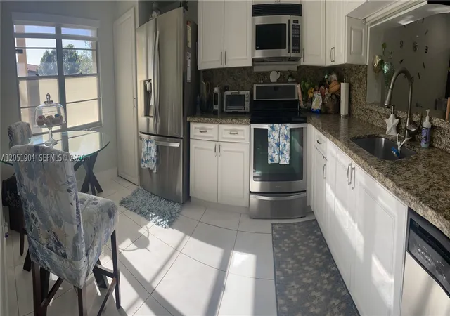 Listing Photo 4 - Condo for sale in building located at 1011 SW 125th Ave, Pembroke Pines, FL 33027 - Unit #207M