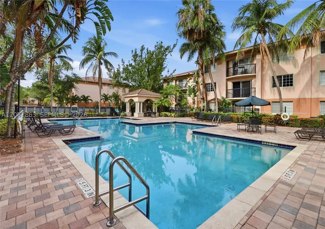 Listing Photo 4 - Condo for sale in building located at 2015 SE 10th Ave, Fort Lauderdale, FL 33316 - Unit #130