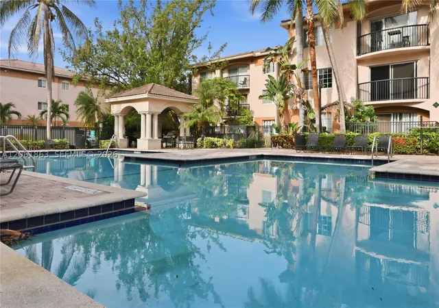 Listing Photo 5 - Condo for sale in building located at 2015 SE 10th Ave, Fort Lauderdale, FL 33316 - Unit #130