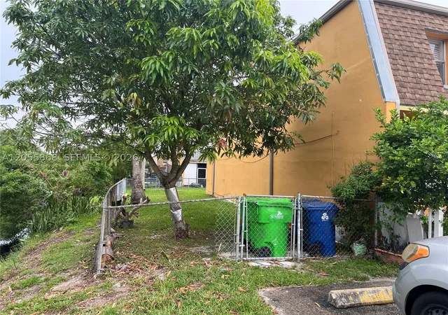 Photo 3 of Townhouse for sale at 5950 Nw 29th Pl #109, Sunrise, FL 33313 | MLS# A12055868 | Listing updated on 2026-09-10