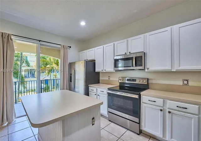 Photo 3 of Townhouse for sale at 3182 N Greenleaf Cir, Boynton Beach, FL 33426 | MLS# A12064034 | Listing updated on 2026-09-13