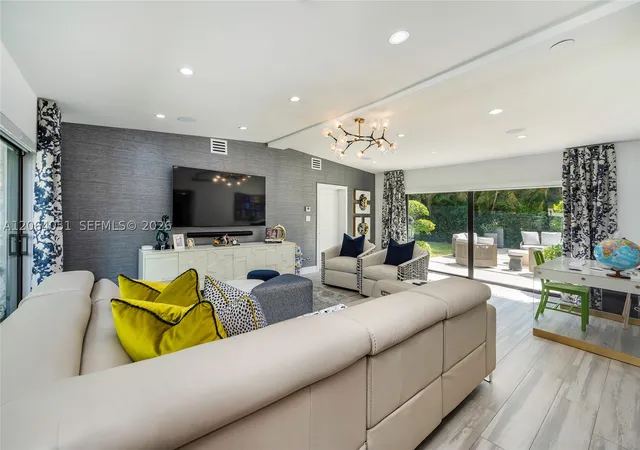 Photo 3 of Single family home for sale at 831 Cortez St, Coral Gables, FL 33134 | MLS# A12064051 | Listing updated on 2026-09-13