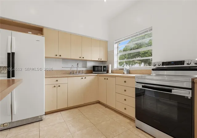 Photo 4 of Sale Pending at 6448 Funston St, Hollywood, FL 33023 | MLS# A12064512 | Listing updated on 2026-10-05