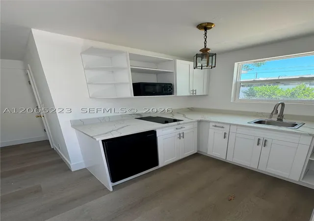 Photo 4 of Single family home for sale at 330 Cypress Dr, Lake Park, FL 33403 | MLS# A12065223 | Listing updated on 2026-09-08