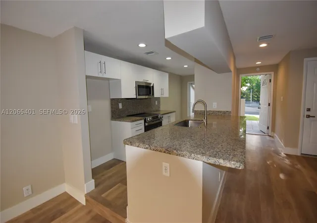 Listing Photo 4 - Condo for sale in building located at 853 NW 80th Ter, Plantation, FL 33324 - Unit #2