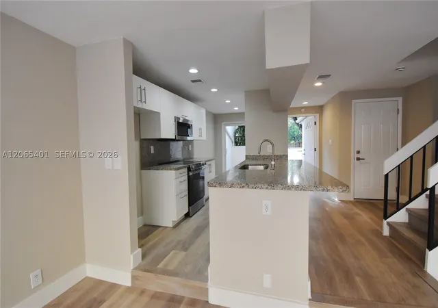 Listing Photo 5 - Condo for sale in building located at 853 NW 80th Ter, Plantation, FL 33324 - Unit #2