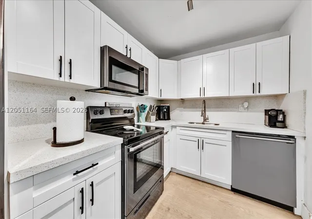 Listing Photo 5 - Condo for sale in building located at 9225 Sw 87Th Ave, Miami, FL 33176 - Unit #A12