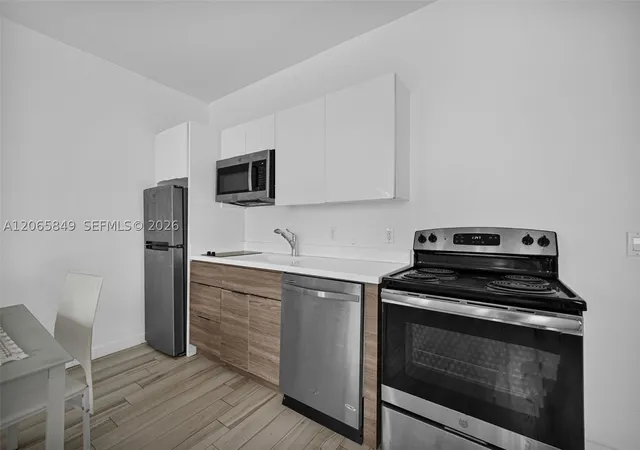 Listing Photo 4 - Condo for sale in building located at 1560 Meridian Ave, Miami, FL 33139 - Unit #207
