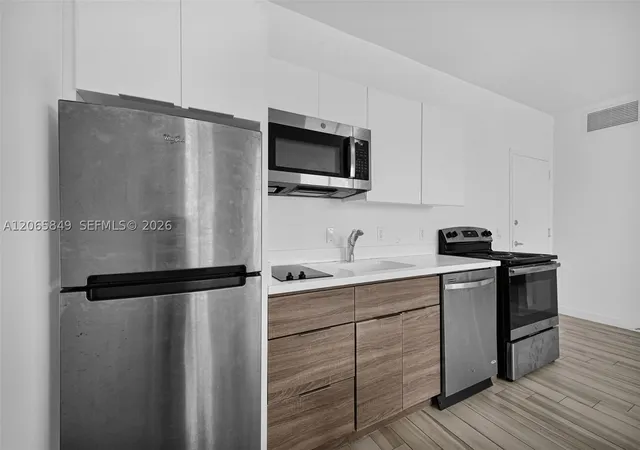 Listing Photo 5 - Condo for sale in building located at 1560 Meridian Ave, Miami, FL 33139 - Unit #207
