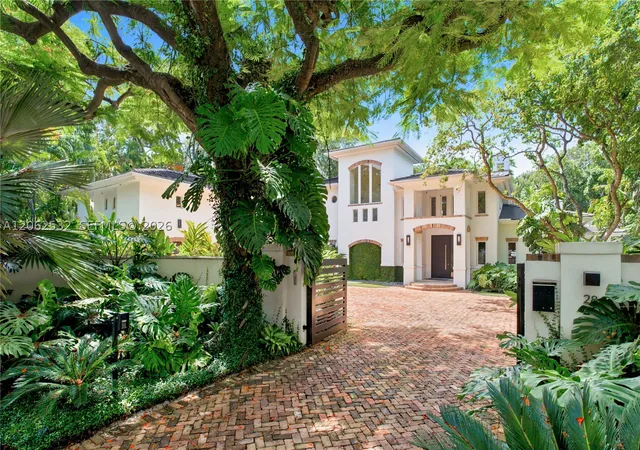 Photo 3 of Sale Pending at 2820 Brickell Ave, Miami, FL 33129 | MLS# A12062532 | Listing updated on 2026-09-16