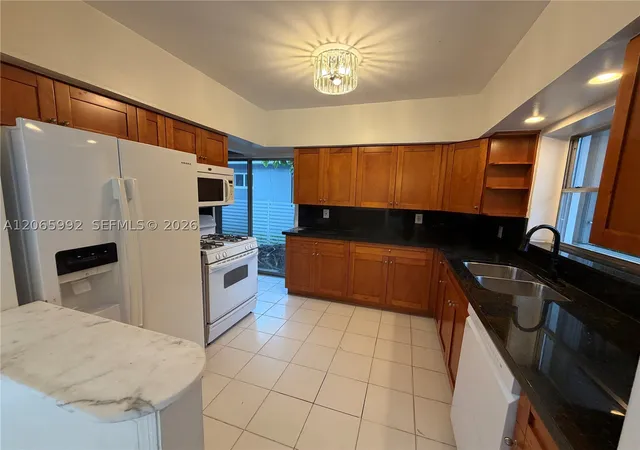 Photo 3 of Sale Pending at 485 S Shore Dr, Miami Beach, FL 33141 | MLS# A12065992 | Listing updated on 2026-09-11