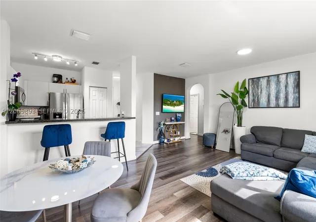 Listing Photo 5 - Condo for sale in building located at 230 Se 29Th Ave, Miami, FL 33033 - Unit #21