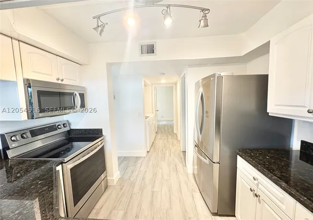 Listing Photo 5 - Condo for sale in building located at 6508 Chasewood Dr, Jupiter, FL 33458 - Unit #A