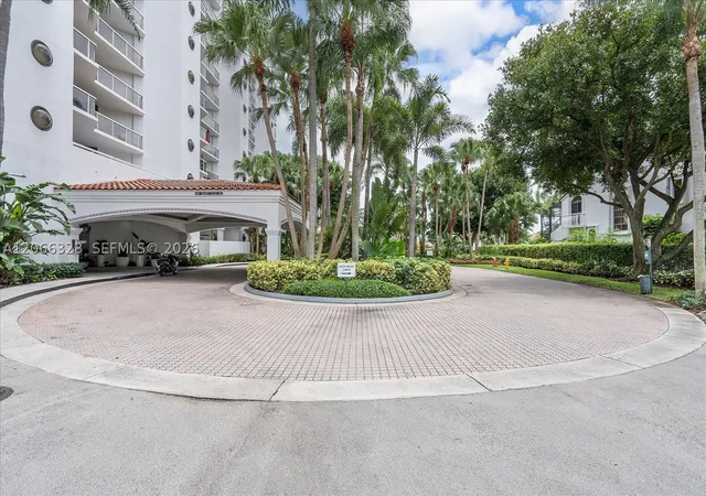 Listing Photo 1 - Condo for sale in building located at 3610 Yacht Clb Dr, Aventura, FL 33180 - Unit #1114