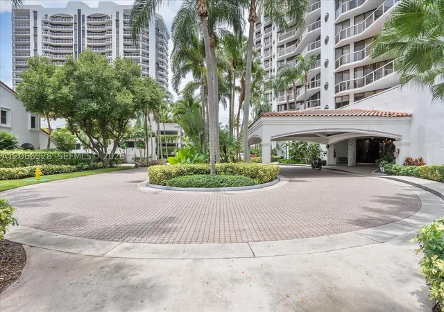Listing Photo 2 - Condo for sale in building located at 3610 Yacht Clb Dr, Aventura, FL 33180 - Unit #1114