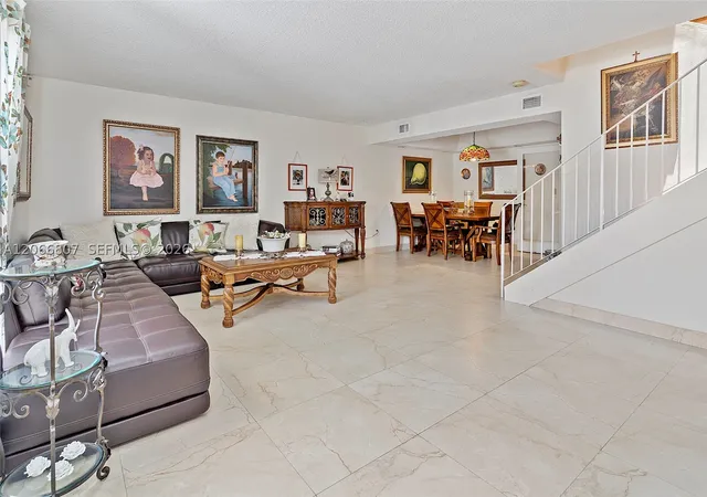 Listing Photo 5 - Condo for sale at Les Chateaux, Unit 227 12055 Sw 19Th Ln, Les Chateaux, Miami, FL 33175 | Built Year: 1986-1992