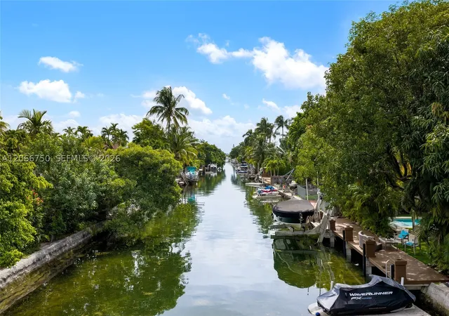 Photo 3 of Sale Pending at 1860 Cleveland Rd, Miami Beach, FL 33141 | MLS# A12066750 | Listing updated on 2026-09-02