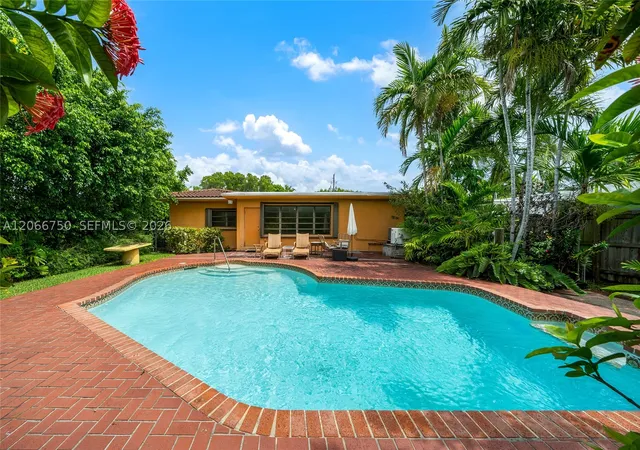 Photo 4 of Sale Pending at 1860 Cleveland Rd, Miami Beach, FL 33141 | MLS# A12066750 | Listing updated on 2026-09-02