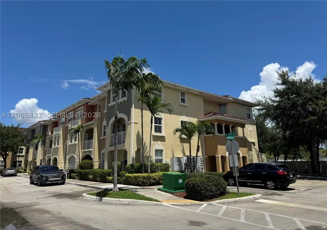 Listing Photo 4 - Condo for sale in building located at 10885 Nw 89Th Ter, Doral, FL 33178 - Unit #113