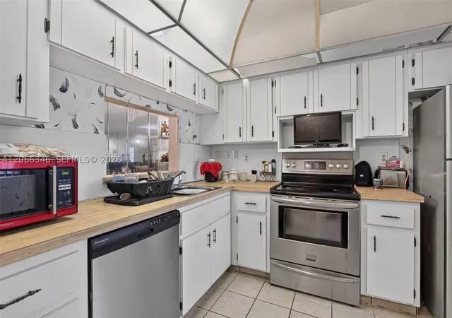 Listing Photo 4 - Condo for sale in building located at 3772 Inverrary Blvd, Lauderhill, FL 33319 - Unit #101