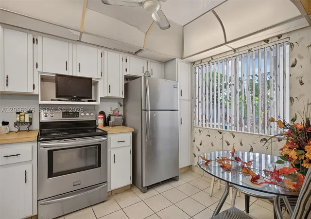 Listing Photo 5 - Condo for sale in building located at 3772 Inverrary Blvd, Lauderhill, FL 33319 - Unit #101