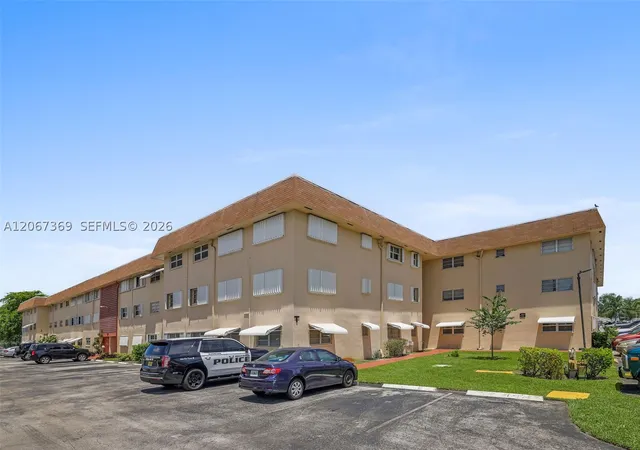 Photo 3 of Condo for sale at 5300 Washington St #T125, Hollywood, FL 33021 | MLS# A12067369 | Listing updated on 2026-09-21