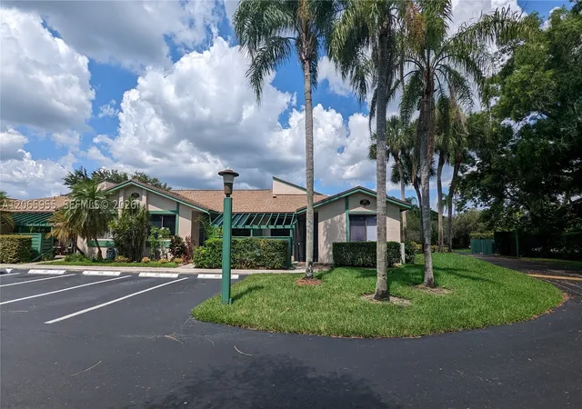 Photo 2 of Condo for sale at 460 Lakeview Dr #4, Weston, FL 33326 | MLS# A12065955 | Listing updated on 2026-09-04