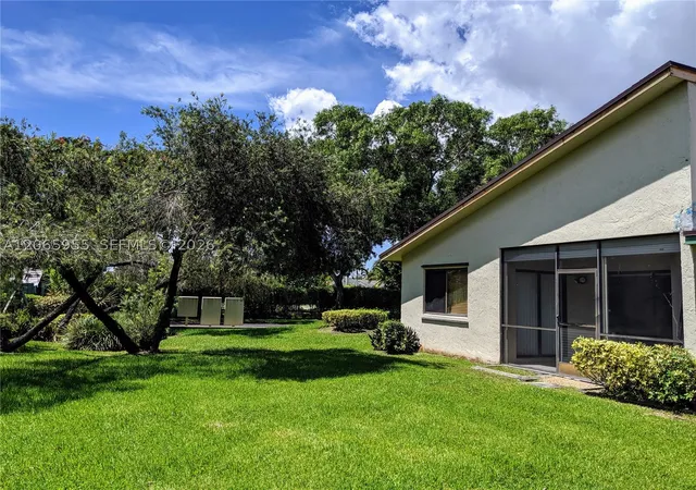 Photo 3 of Condo for sale at 460 Lakeview Dr #4, Weston, FL 33326 | MLS# A12065955 | Listing updated on 2026-09-04