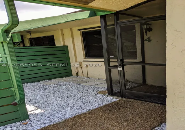 Listing Photo 4 - Condo for sale in building located at 460 Lakeview Dr, Weston, FL 33326 - Unit #4