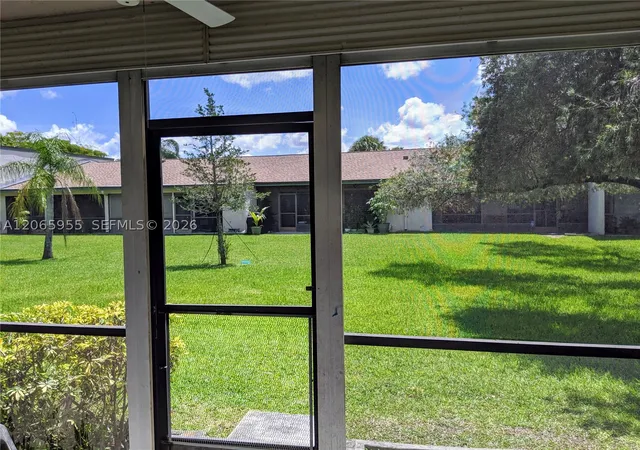 Listing Photo 5 - Condo for sale in building located at 460 Lakeview Dr, Weston, FL 33326 - Unit #4
