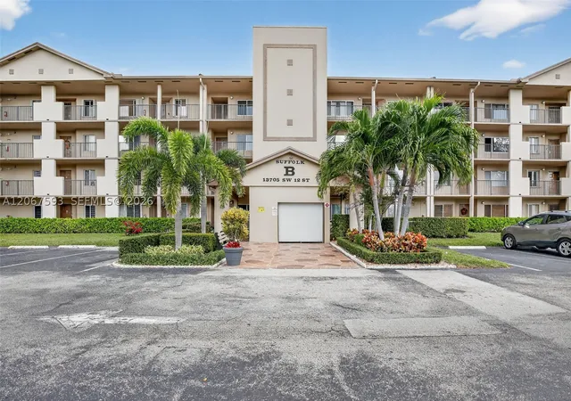 Listing Photo 3 - Condo for sale in building located at 13705 Sw 12Th St, Pembroke Pines, FL 33027 - Unit #103B