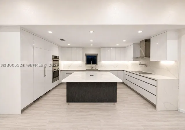Photo 2 of Single family home for sale at 2616 Oakbrook Ct, Weston, FL 33332 | MLS# A12066521 | Listing updated on 2026-09-09